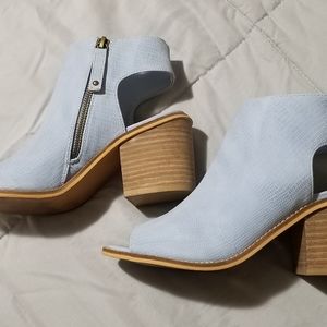 Adorable like new Booties blue snakeskin booties